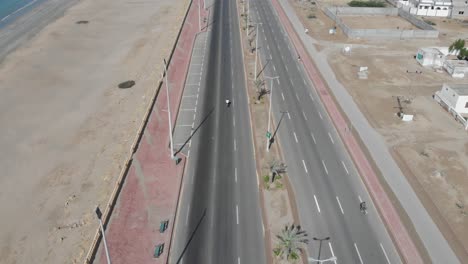 Luftaufnahme-Des-Motorradfahrens-In-Der-Straße-Von-Gawadar-Balochistan