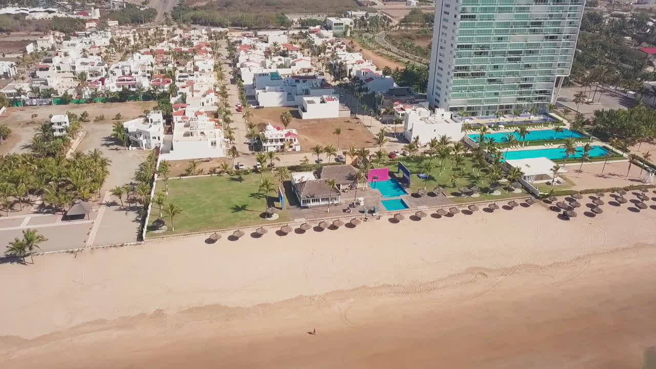 impresionante antena de un hermoso resort cerca de la playa en el soleado méxico