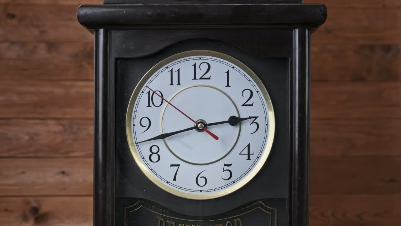 Orologio da parete vintage con lancetta dei secondi in movimento su sfondo di legno