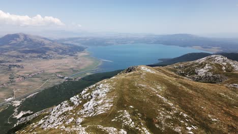 montañas maravillosas y un gran lago