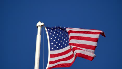 Amerikanische-Flagge-Vor-Dem-Hintergrund-Des-Blauen-Himmels