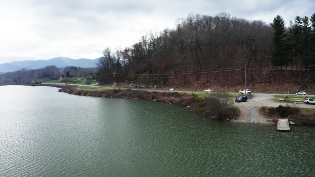 el coche está aparcado en una hermosa zona junto al lago a la vista de drones