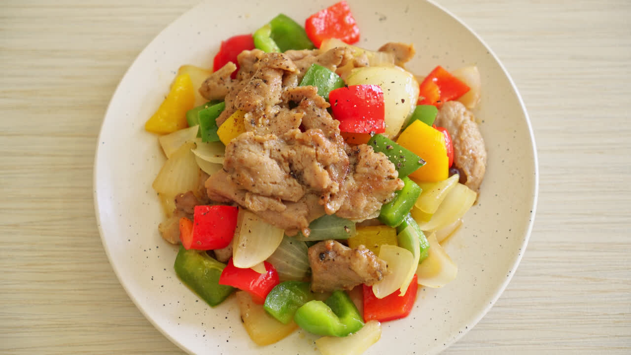 접시에 후추로 튀긴 돼지고기 볶음