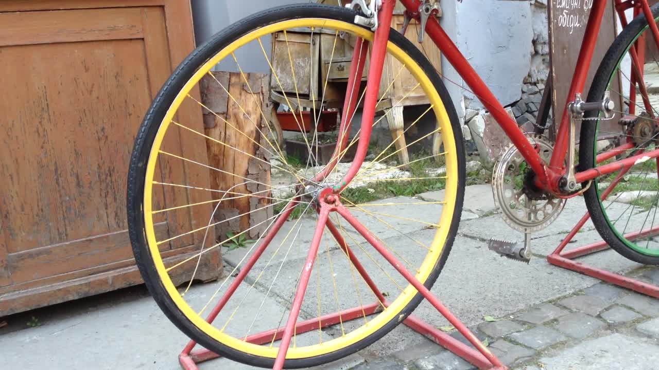自転車の車輪とタイヤ。ヨーロッパの広場にある自転車の車輪とタイヤ。