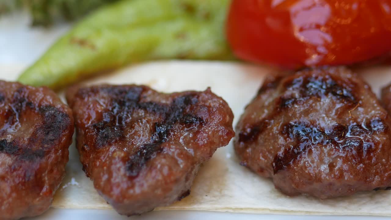 채소와 함께 긴 코프타