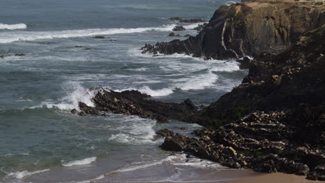 Brechende-Wellen-Auf-Felsen-An-Der-Nordatlantikküste-Portugals-In-Zeitlupe