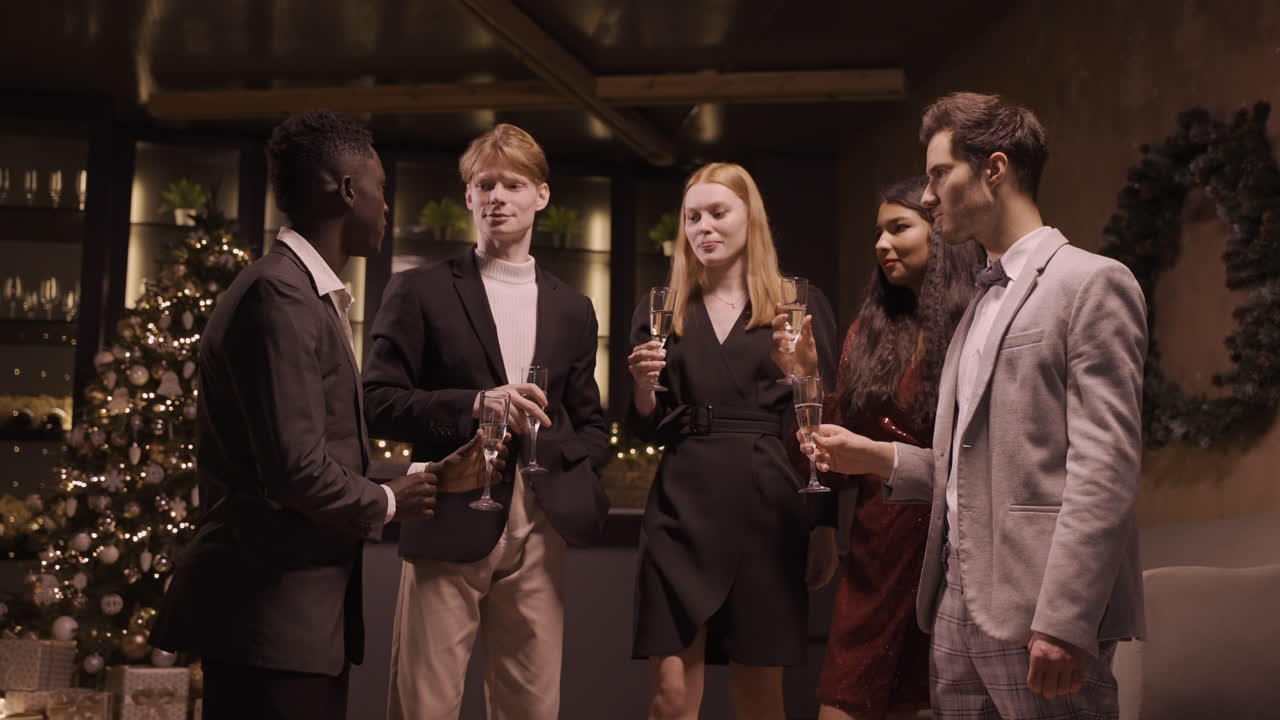 신년 파티에서 샴페인 잔을 들고 건배하는 우아한 옷을 입은 친구들