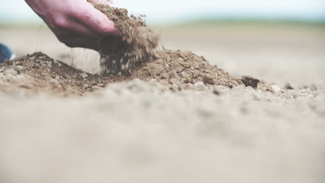 joven agricultor sosteniendo tierra en las manos