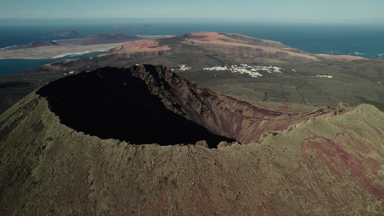 Lanzarote Kanarya Adaları'ndaki Monte Corona Yanardağ Krateri'nin havadan görünümü.