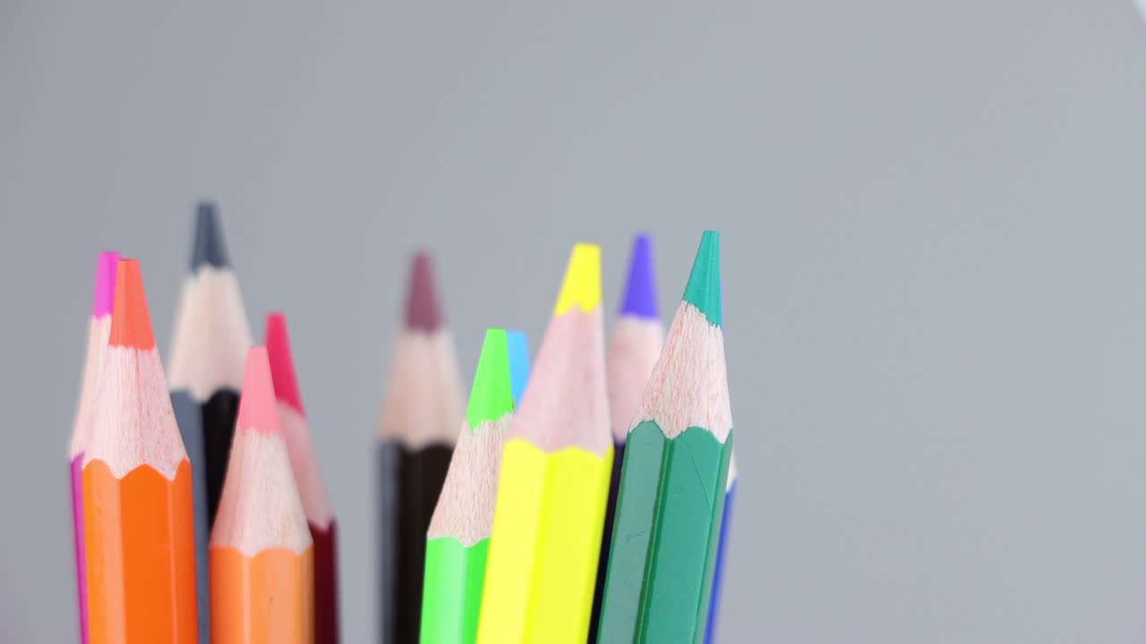 lápices de colores brillantes girando alrededor