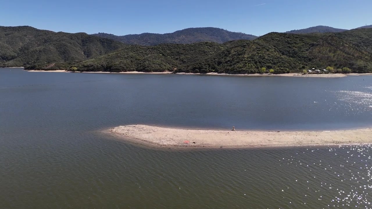 Ripresa con drone di un banco di sabbia sul lago Silverwood, bacino idrico in California, USA, Contea di San Bernardino
