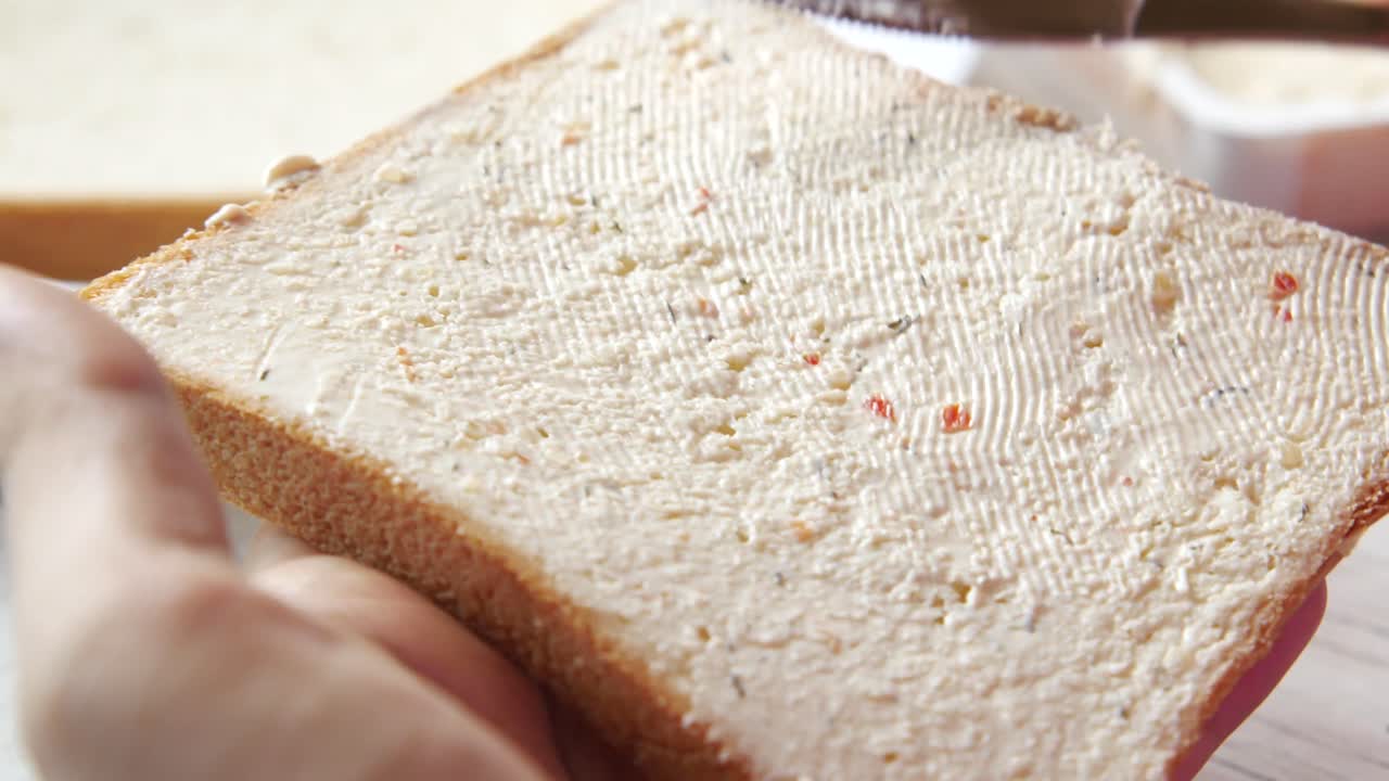 Preparing a sandwich with spread