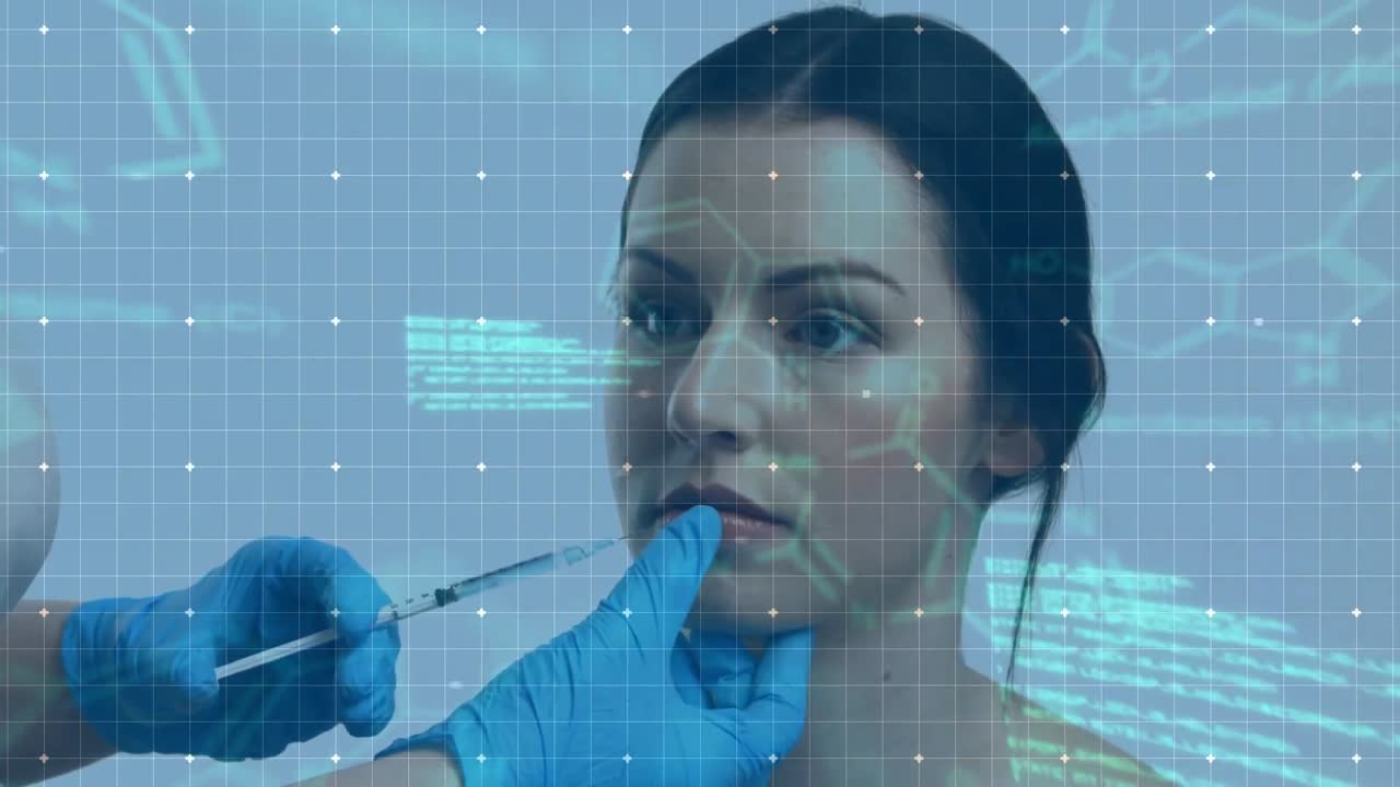 Animazione di elaborazione dati e formule sulle mani di un medico che inietta botox a una donna caucasica