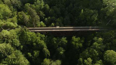 Draufsicht-Auf-Die-Eiffel-Eisenbahnbrücke-In-Borjomi-Und-Im-Georgischen-Bakuriani-Tal