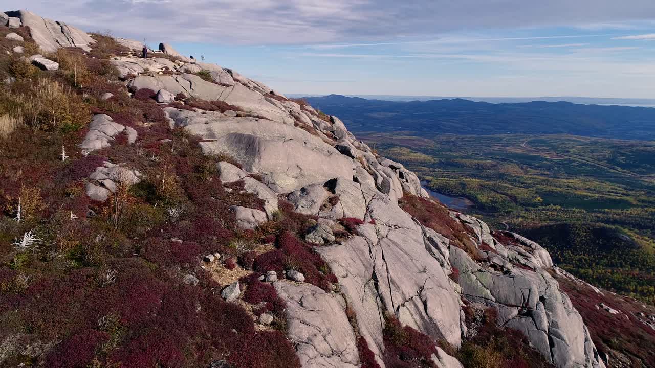 여자는 큰 바위 절벽에