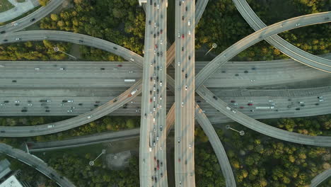 Luftdrohnen-Fliegen-über-Der-Kreuzung-Freeway-I10-Houston-Texas-Interstate-Highway