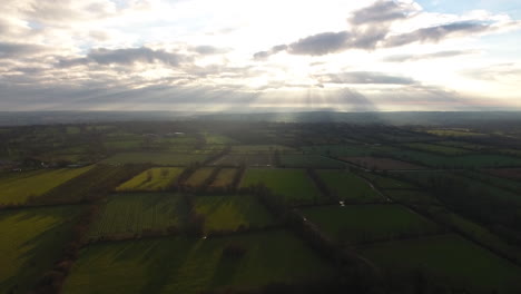 Felder-Der-Normandie,-Getrennt-Durch-Hecken-Und-Gräben,-Sonnenuntergang-Mit-Wolken.-Antenne