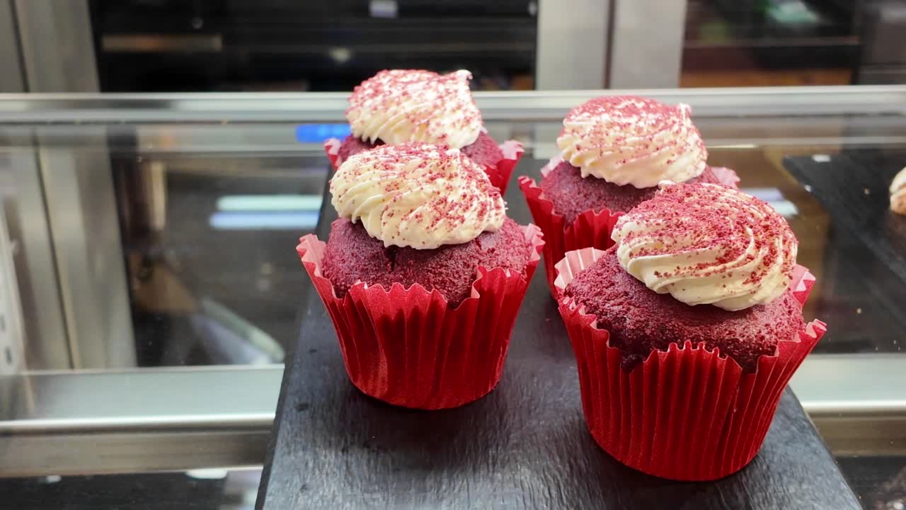 Cupcakes Red Velvet con glassa bianca in una vetrina