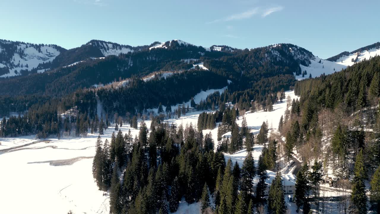 impresionante vista aérea de aviones no tripulados de las montañas de invierno en los alpes de baviera, alemania: paisaje cubierto de nieve cerca del lago spitzingsee, majestuosidad alpina desde arriba