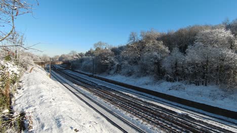 Geschneite-Leere-Bahngleise-An-Einem-Sonnigen-Tag