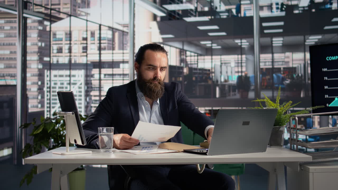 CEO impegnato/a nell’analisi dei KPI su documenti e laptop