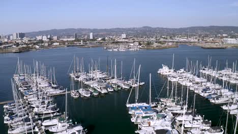 avanzando y ganando altura mientras despegamos sobre el puerto deportivo y los veleros