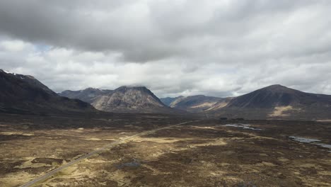 Glencoe:-Dramatische-Landschaft-Mit-Rauem-Gelände-Und-Wilden-Wiesen,-Soweit-Das-Auge-Reicht