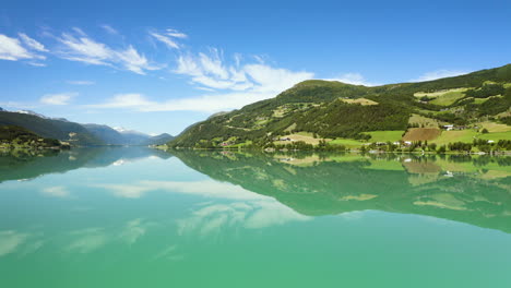 Vagavatn-See---Panorama-Des-Vaga-Sees-Mit-Blick-Auf-Die-Berge-Bei-Tag-In-Norwegen