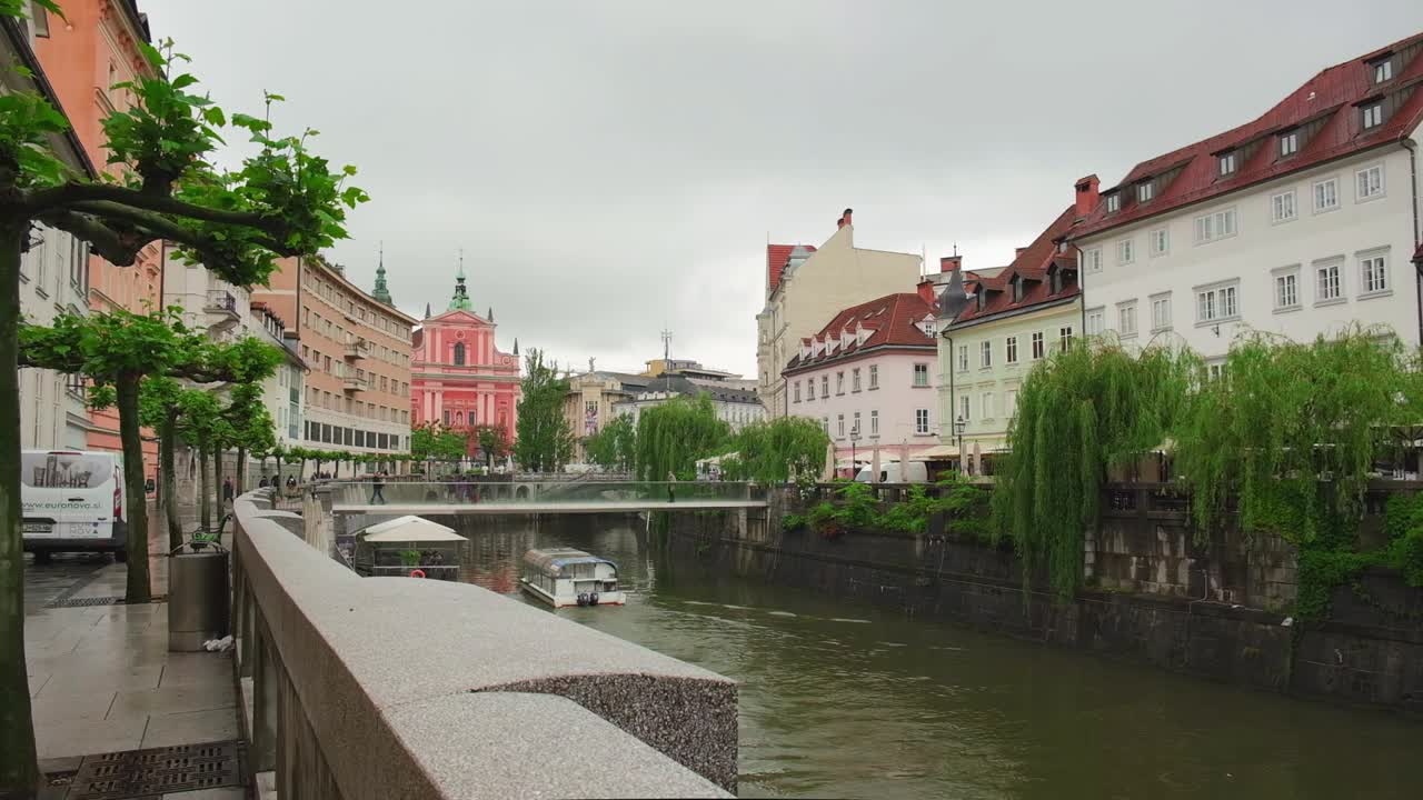 río ljubljanica que atraviesa la ciudad vieja de ljubljana, eslovenia