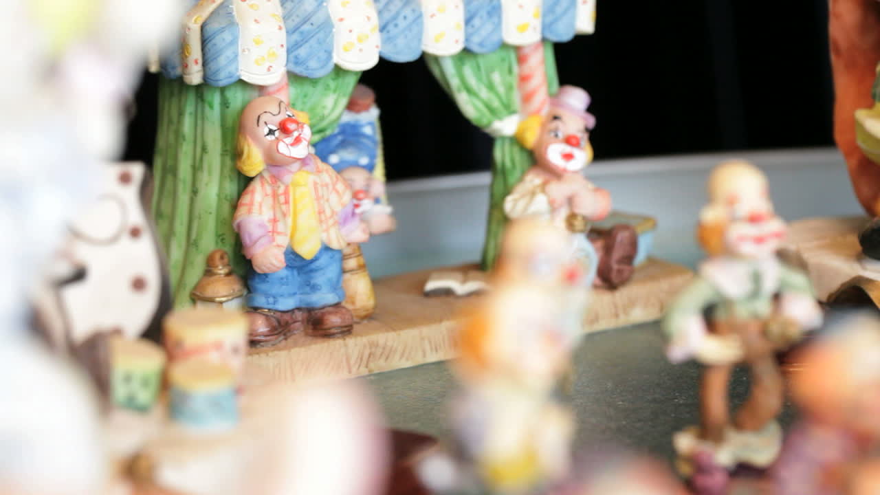 많은 다른 을 가진 조롱거리 동상 조립