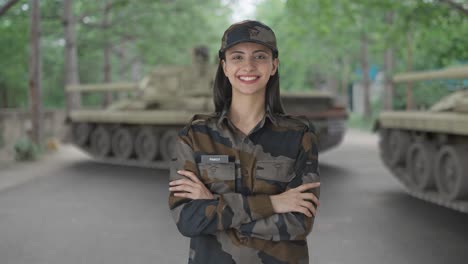 retrato de una feliz mujer india oficial del ejército