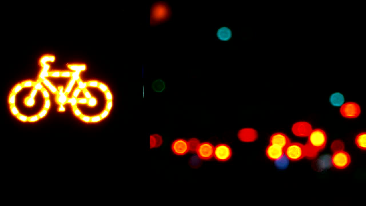 semáforo intermitente de precaución para las bicicletas.