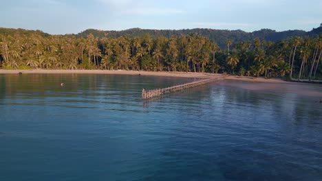 Holzsteg,-Fantastische-Luftaufnahme-Von-Oben,-Natürliche-Strandbucht,-Thailand,-Holzpier,-Goldene-Stunde,-Lagune-Koh-Kood-2022