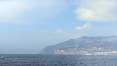 Nápoles-Visto-Desde-El-Otro-Lado-Del-Golfo-De-Nápoles-En-Traversa-Punta-Capo