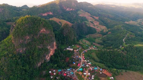 fotografía aérea de la puesta de sol de la remota aldea de ban jabo en la provincia de mae hong son, en el norte de tailandia, hogar de la comunidad de las tribus lahu.