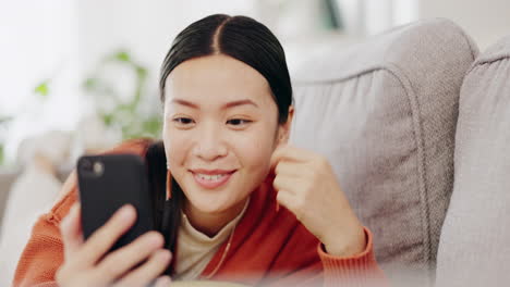 Asiatische-Frau,-Selfie-Und-Ruhig-Auf-Dem-Sofa-Liegend