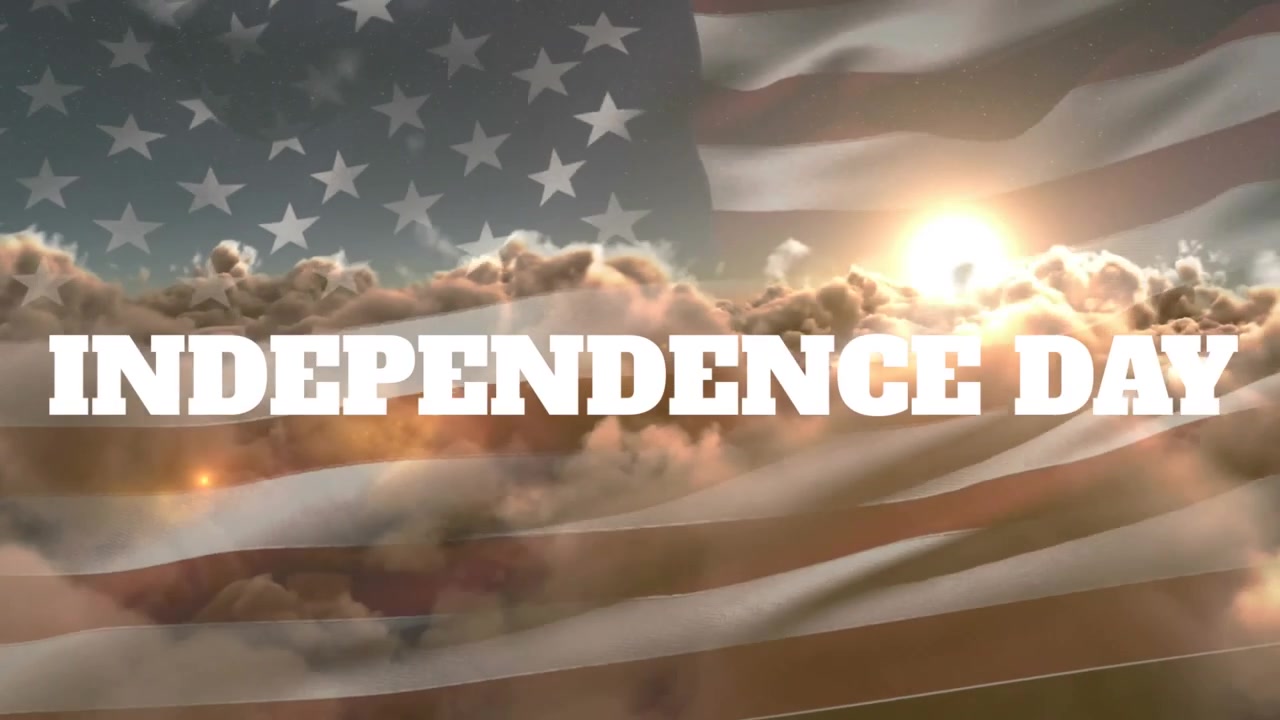 Animation du texte "Jour de l'Indépendance" et du drapeau américain, avec une vue aérienne de nuages denses et du soleil.
