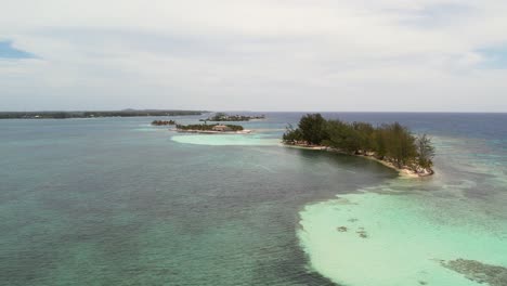 Aerial-view-of-beautiful-bay-islands-of-Utila,-Water-cay,-Utila-cay,-Jewel-cay-in-Atlantida,-Honduras