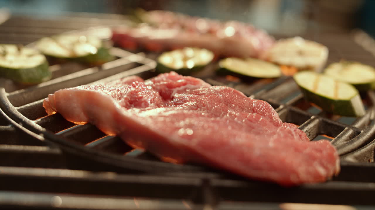 그릴 스테이크와 zucchini