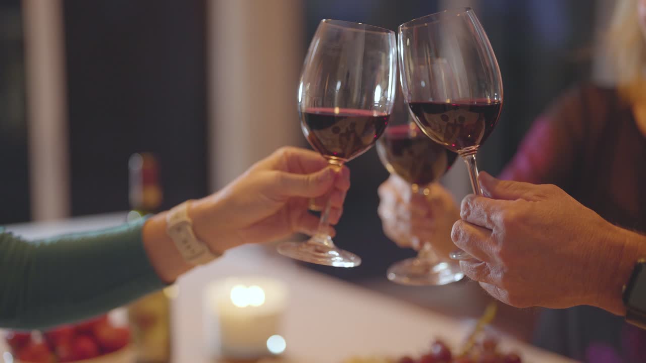 cena o celebración con diferentes tipos de aperitivos y vino tinto