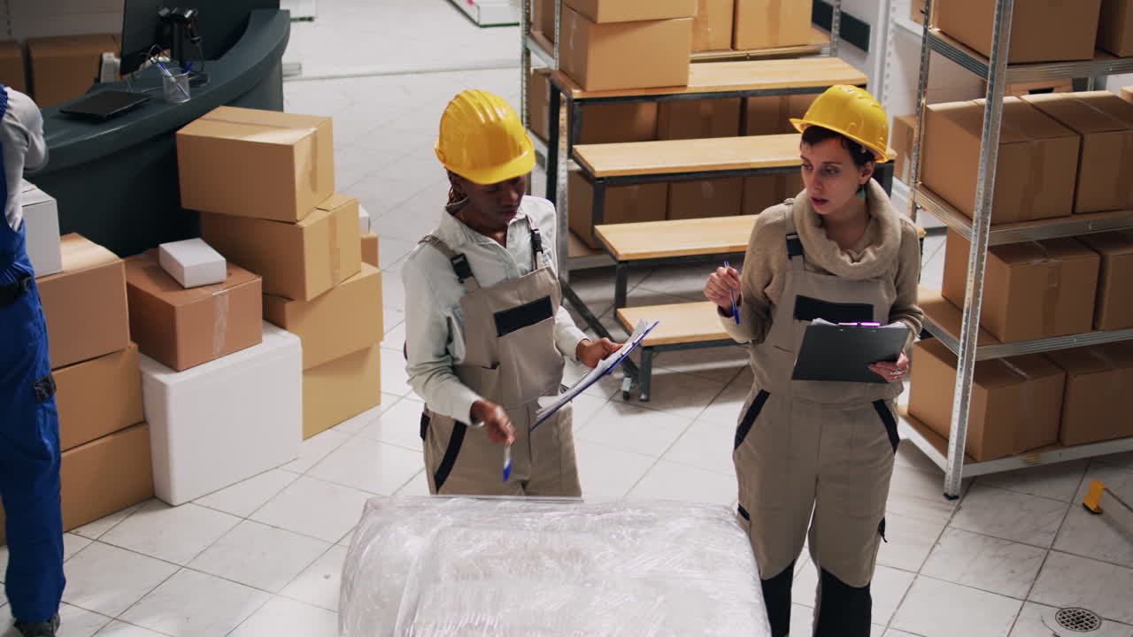 trabajadores del almacén comprobando el inventario