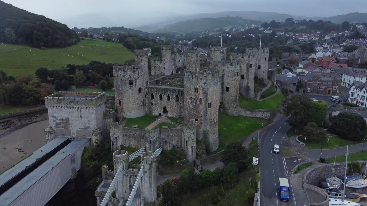 중세 콘위 성 벽으로 둘러싸인 시장 마을 조감도 도로 교통 위를 당겨