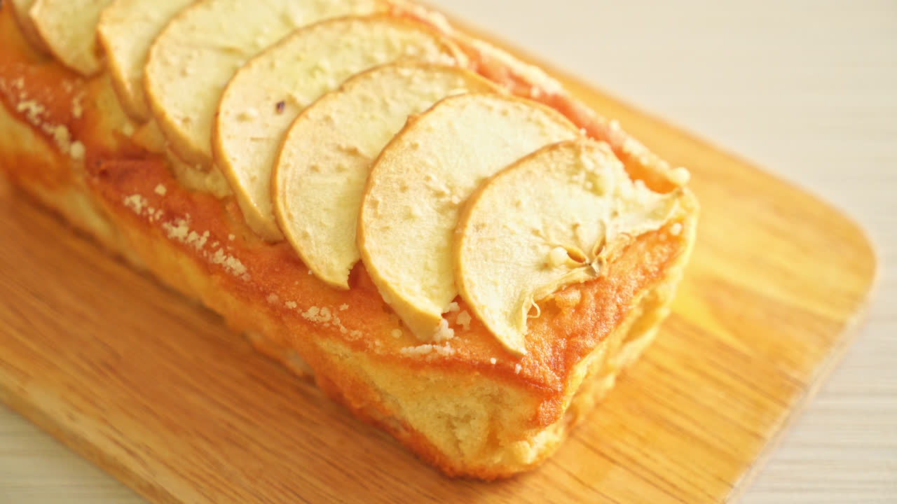 나무 판자에 사과 덩어리가 부서진 케이크