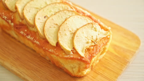 Pastel-De-Manzana-Desmenuzado-En-Tablero-De-Madera