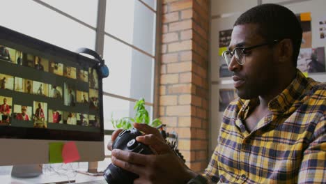 diseñador gráfico masculino trabajando en un escritorio en una oficina moderna 4k