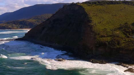 Foamy-Waves-Onto-Thelma-Head-At-North-Era-Campground-And-Era-Beach-In-Royal-National-Park,-Australia