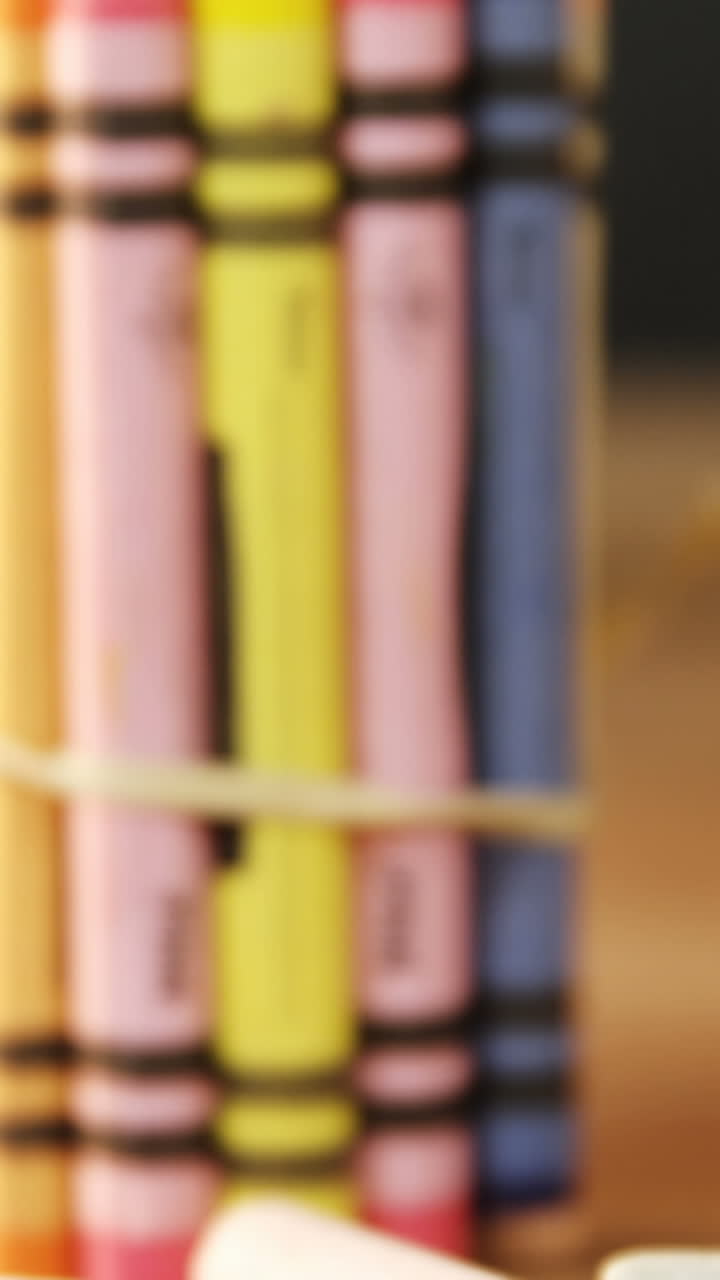 primer plano de lápices de colores y tiza