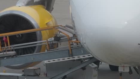 equipaje cargado en la bodega de una aeronave que se prepara para el despegue