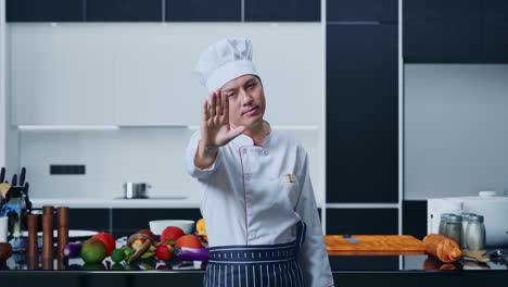 el chef hace gestos.