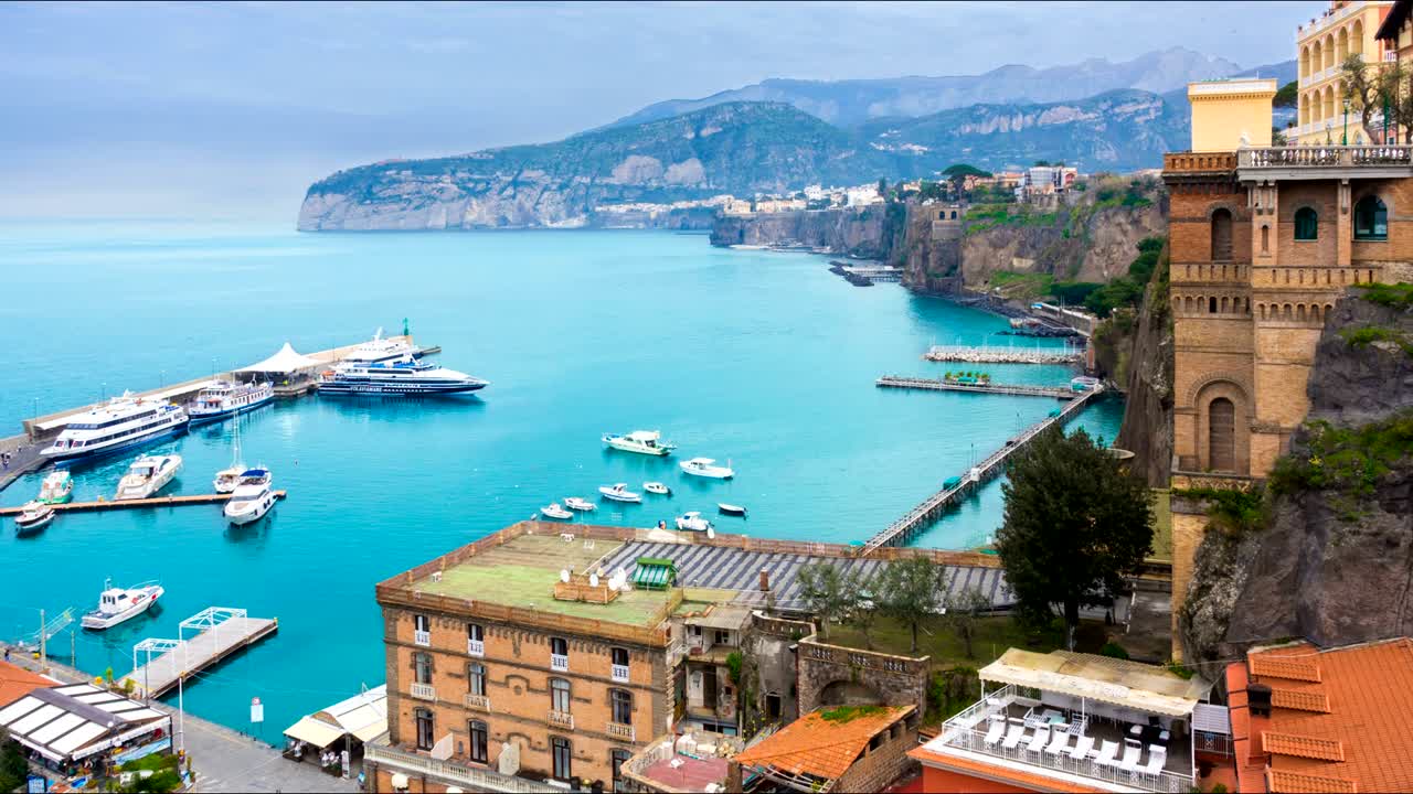 소렌토, 이탈리아, 나폴리 지방. 소렌토 항구의 전망대에서 볼 수 있는 풍경. 타임 스.  효과